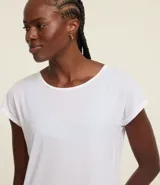 Remera de manga corta Get Over, confeccionada en microfibra con textura de micro-cuadros y escote redondo. Presenta un diseño versátil y ligero, ideal para actividades deportivas o uso casual.