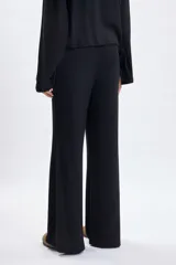 Pantalón de corte recto y holgado confeccionado en tejido rib, con cintura elástica.
