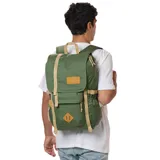 Mochila Jansport Hatchet verde con detalles en tostado, solapa superior, bolsillos frontales y correas ajustables.