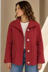 Campera marrón de lino con diseño bicolor, con una franja central gris claro que incluye botones de nácar. Cuenta con cuello alto, mangas largas con puños grises, bolsillos frontales aplicados y silueta amplia.