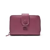 Billetera de tamaño mediano confeccionada en material símil cuero con textura granulada. Presenta un cierre principal, solapa frontal con broche a presión decorado con una flor en relieve y el logo de la marca XL aplicado en el centro.