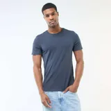 Camiseta de algodón color azul, de corte estándar y manga corta, con cuello redondo.