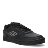 Championes urbanos Umbro modelo Milo, color negro, con diseño de corte bajo, cordones al tono y logo de la marca en el lateral y la lengüeta.