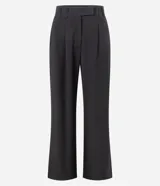 Pantalón de sastrería corte recto confeccionado en crepé, con pliegues delanteros y cintura con detalle cruzado. Presenta un diseño estructurado y elegante.