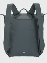 Mochila Longchamp modelo Le Pliage, color gris oscuro, con correas ajustables de tela y detalles en cuero. Diseño minimalista con cierre principal y botón a presión en la parte inferior.