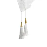 Kimono blanco de gasa calada con diseño geométrico, calce amplio y fluido, escote abierto y terminación en cordones con borlas decorativas.