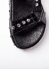 Sandalias de cuero marrón con estampado de cocodrilo y plataforma con tachas plateadas.