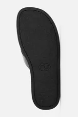 Sandalia minimalista de cuero negro, con tira delgada en el empeine y suela plana.