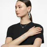 Anillo de cóctel con piedra central talla princesa y pavé a lo largo del diseño y de la banda bañada en rodio.