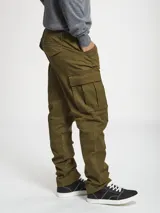 Pantalon cargo de corte slim, color verde militar, con bolsillos laterales con solapa, bolsillos frontales y bolsillos traseros.