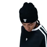 Gorro tipo beanie de tejido con textura de panal, color negro, con parche frontal con logo de la marca.