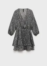 Vestido corto con estampado animal print en tonos grises y negros. Tiene cuello en V cruzado, mangas 3/4 y falda con volantes.
