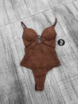 Malla entera color marrón con estampado animal print en negro, escote en V y breteles finos.