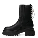 Botas de caña media color negro, con suela track de plataforma y taco cuadrado. Presentan un diseño acordonado en la parte posterior y cierre lateral.