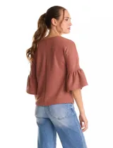 Buzo tejido de punto fino color blanco, con cuello redondo y mangas tres cuartos con terminación acampanada.