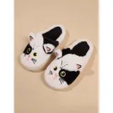 Pantuflas de diseño sin talón con forma de gato, confeccionadas en piel sintética suave. Presentan un patrón bicolor en blanco y negro con detalles bordados de ojos, nariz y bigotes, y cuentan con suela de goma antideslizante.
