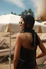 Top halter de lentejuelas con detalles de flecos de rafia y cuello atado.