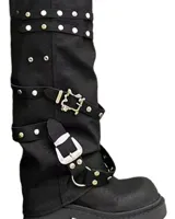 Botas negras de caña alta con hebillas y taco bajo.