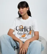 Remera blanca de algodón con cuello redondo y manga corta. Presenta un estampado frontal con el nombre "Garfield" en letras grandes y el personaje de Garfield en diferentes poses, junto a la frase "Lazy For Life".