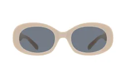 Lentes de sol con montura ovalada color beige y lentes grises.