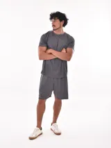 Remera deportiva de manga corta, color gris claro con sutil textura de rayas horizontales. Presenta cuello redondo y costuras reforzadas en los hombros.