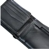 Billetera negra de cuero con costuras blancas y logo de la marca Rip Curl. Cuenta con protección RFID anticlonación y cierre con broche a presión.