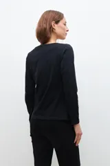 Remera de manga larga con escote redondo, confeccionada en tejido de algodón, de corte clásico y ajuste cómodo.