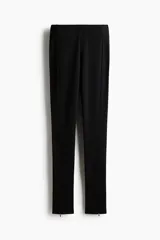 Leggings negros de punto pesado con elástico oculto en la cintura, costuras laterales avanzadas y cierre discreto en el bajo.