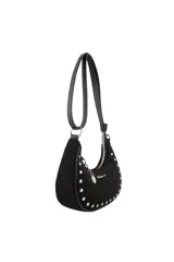 Cartera tipo bandolera de diseño semicircular, confeccionada en material con textura gamuzada color bordó. Presenta detalles de tachas metálicas plateadas en todo el contorno, cierre superior con tirador decorado con un dije metálico circular y correa larga ajustable.