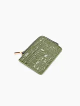 Billetera compacta de color negro con acabado brillante y textura tipo cocodrilo. Cuenta con cierre superior metálico y ranuras para tarjetas en el frente.