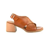 Sandalias de cuero color marrón con tiras cruzadas en el empeine, taco cuadrado y pulsera con hebilla.