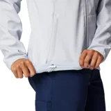 Campera softshell Columbia modelo Kruser Ridge III, color gris claro, con cierre frontal completo, cuello alto y bolsillos laterales con cremallera. Cuenta con tecnología Omni-Shield que repele la humedad y resiste manchas, además de ser resistente al viento.