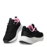 Championes deportivos Umbro modelo Vega, color negro con detalles en rosado y suela blanca. Presentan capellada de tejido tipo malla transpirable y logo de la marca en el lateral.