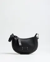 Bandolera de cuero sintético color negro, diseño semicircular con tachas metálicas plateadas en los bordes. Incluye correa ajustable y desmontable, cierre superior y etiqueta colgante con las iniciales XL.