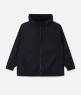 Campera rompevientos deportiva color celeste, con capucha y cordones de ajuste, cierre frontal completo, mangas largas con puños elásticos y bolsillos funcionales.