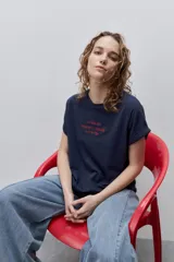 Remera blanca de silueta amplia y calce relajado, confeccionada en tela suave y liviana, con cuello redondo, mangas cortas con vuelta y hombros caídos. Cuenta con un delicado bordado frontal en color azul con la inscripción "LE SOLEIL TOUTE L'ANNÉE sur la Côte d'Azur".