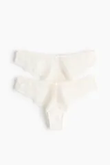 Bombachas tipo brazilian confeccionadas en encaje con diseño de tiro bajo y corte alto en la parte posterior, cuentan con refuerzo interior de algodón.