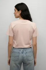 Remera de algodón de manga corta con cuello redondo y estampado artístico en el pecho que representa figuras abstractas.