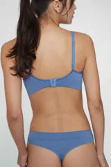Sostén tipo bralette color beige, de tela acanalada, con breteles ajustables, doble tela y espalda con broche de tres medidas. Sin relleno ni aro.