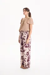 Pantalón de viscosa con estampado animal print tipo cebra, corte recto y cintura elastizada.