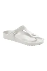 Sandalia Birkenstock modelo Gizeh, hecha de material EVA ultraligero, flexible e impermeable, color blanco.