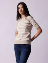 Buzo de punto fino Cable & Gauge, color negro con rayas horizontales blancas, manga corta y cuello redondo.