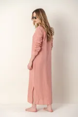 Camisola larga color lila de lino con cuello camisero y mangas largas.