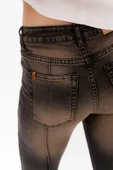 Pantalón de jean acampanado con alforza central.