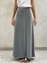 Pollera larga negra de corte recto.