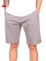 Bermuda de vestir gris claro de corte recto y diseño clásico, con bolsillos laterales y trabillas para cinturón.