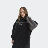 Buzo crewneck de calce oversize, color negro con mangas en contraste gris. Presenta detalles de líneas blancas y estampado con relieve en el frente. Confeccionado en tejido de algodón y poliéster.