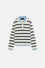 Jersey de punto con diseño a rayas horizontales en tonos crema, azul marino y marrón. Presenta cuello tipo polo en color celeste, cierre frontal con botones y puños y ruedo en tono celeste a juego.