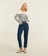 Pantalón mom jeans de tiro alto color azul, con diseño de corte recto y holgado en las caderas, bolsillos frontales y traseros, y costuras pespunteadas en contraste. Marca Blue Steel.