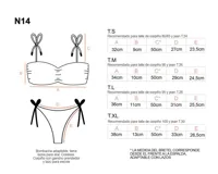 Conjunto de bikini con estampado floral en tonos azul y blanco. El corpiño es tipo triángulo con lazo en el centro y breteles finos ajustables. La bombacha es de corte clásico.